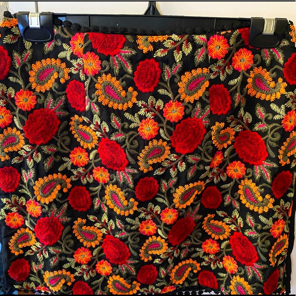 Black mini skirt with floral embroidering